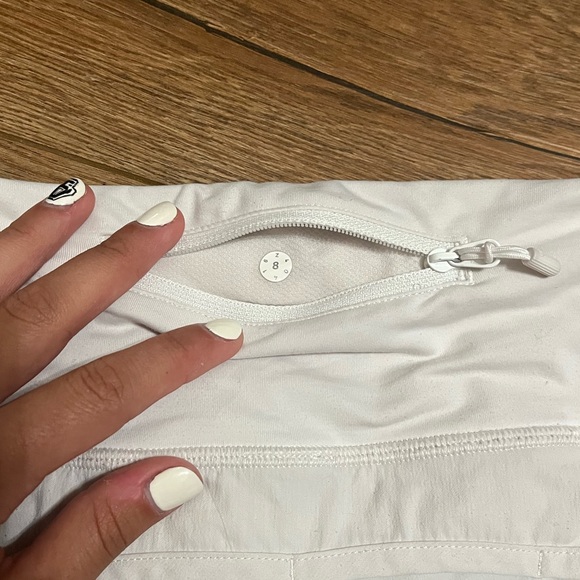 WHITE LULULEMON RUNNING SHORTS - Picture 4 of 4